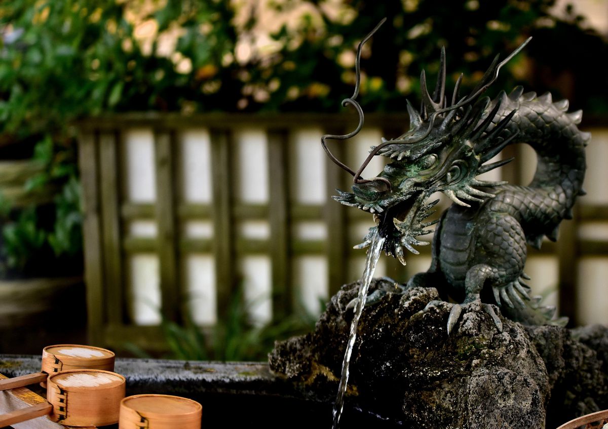 龍の手水舎 ー素盞雄神社ー | GANREF
