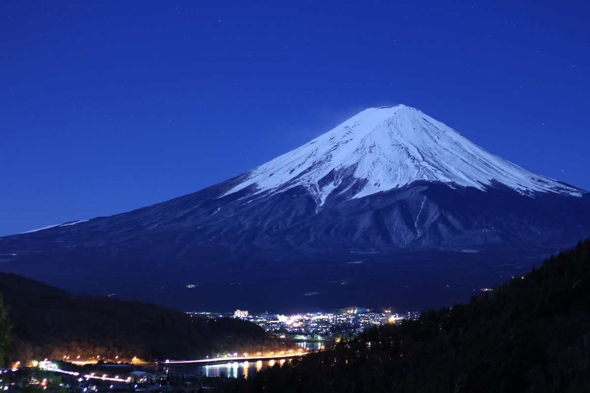富士山と富士河口湖町の夜景 | GANREF
