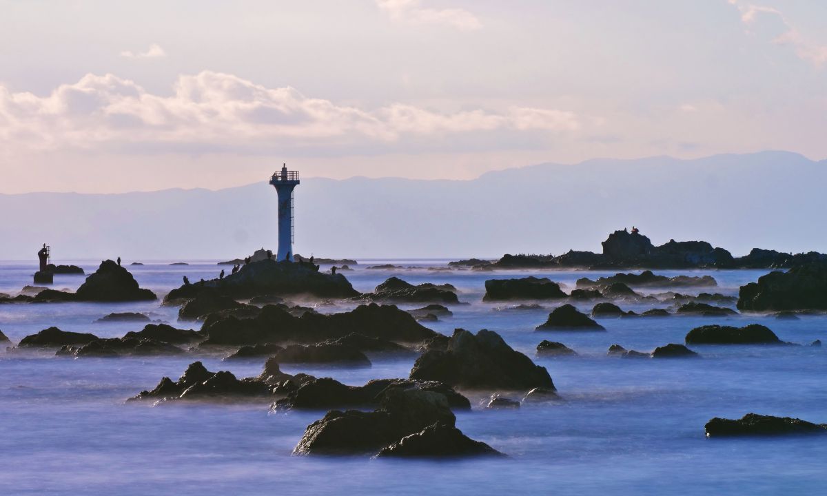 森戸の岩礁と裕次郎灯台 Ganref