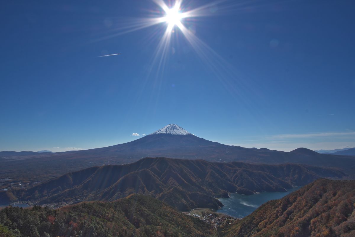 富士山の真上に太陽 | GANREF