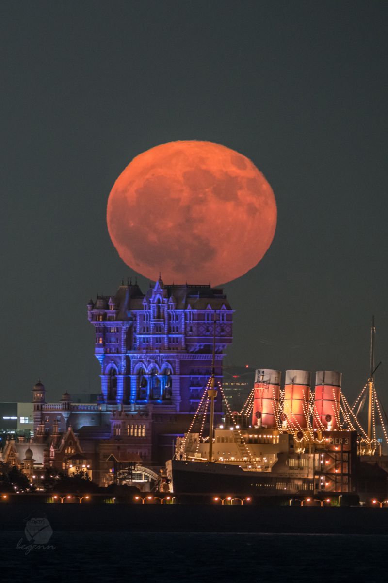 The moon rising to Tower of Terror | GANREF
