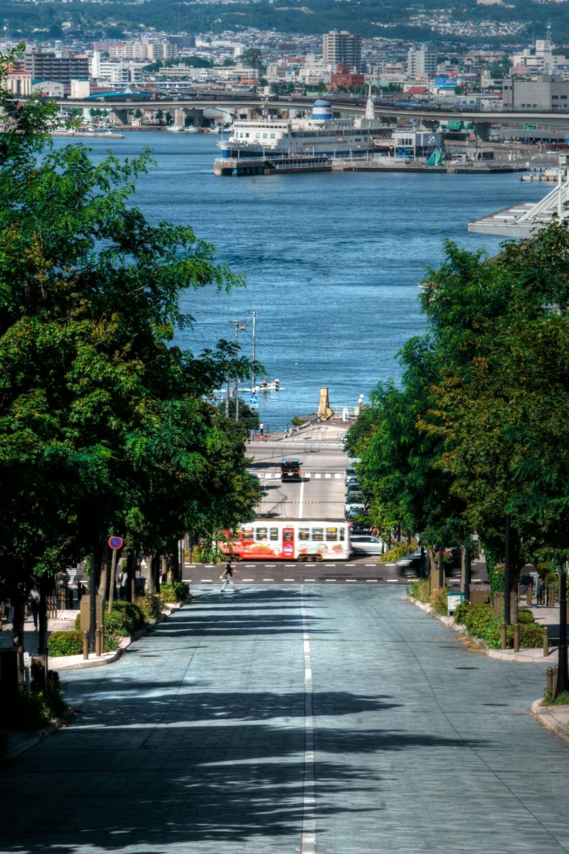 路面電車と海 | GANREF