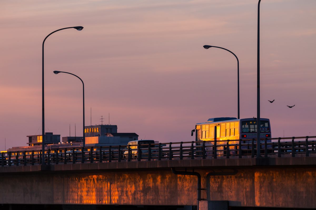 夕暮れの橋 電車 夕焼け 夕日 橋の写真素材 - PIXTA