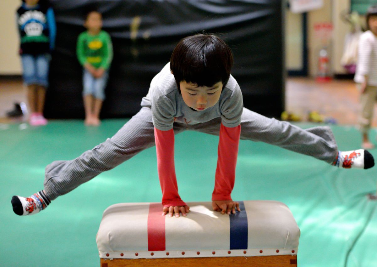 跳び箱 人物 子供 Ganref