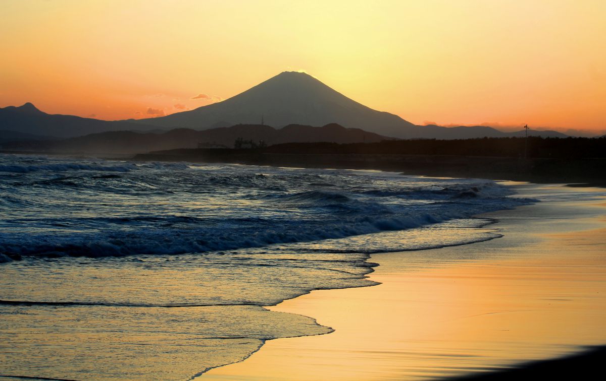 ꜱᴀᴄʜɪ ಇ | . 月明かりに照らされた富士山と 登山者と 雲海