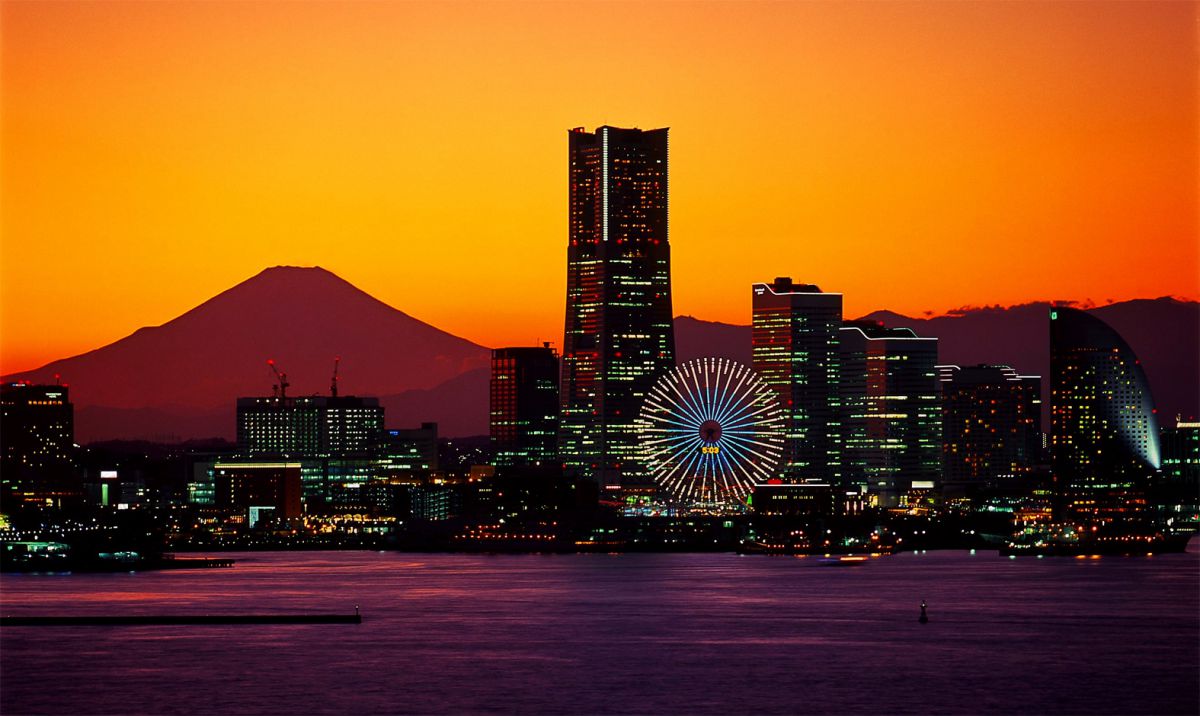 パノラマ版】夕暮れのみなとみらい 夕焼けの富士山 壁紙ポスター