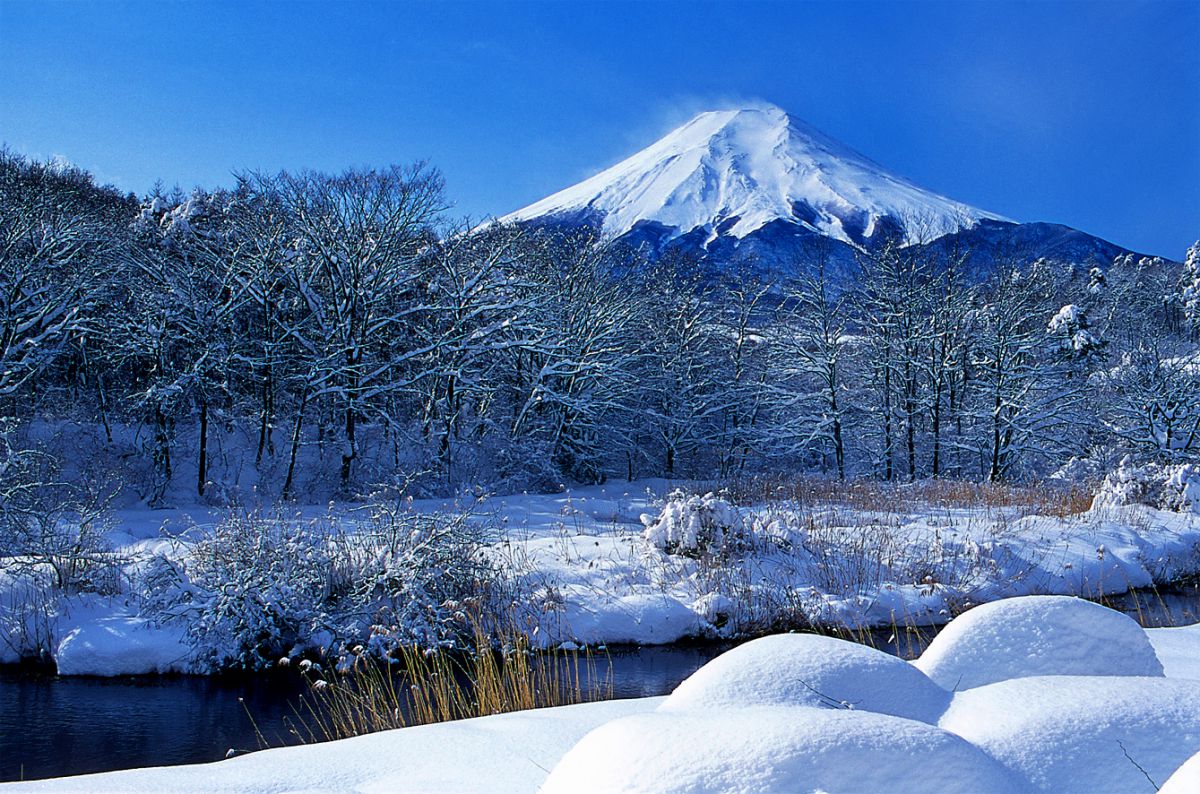 雪山の風景写真 山形 銀山温泉☃️ 雪降る温泉街のかっこよさたるや😭 写真では