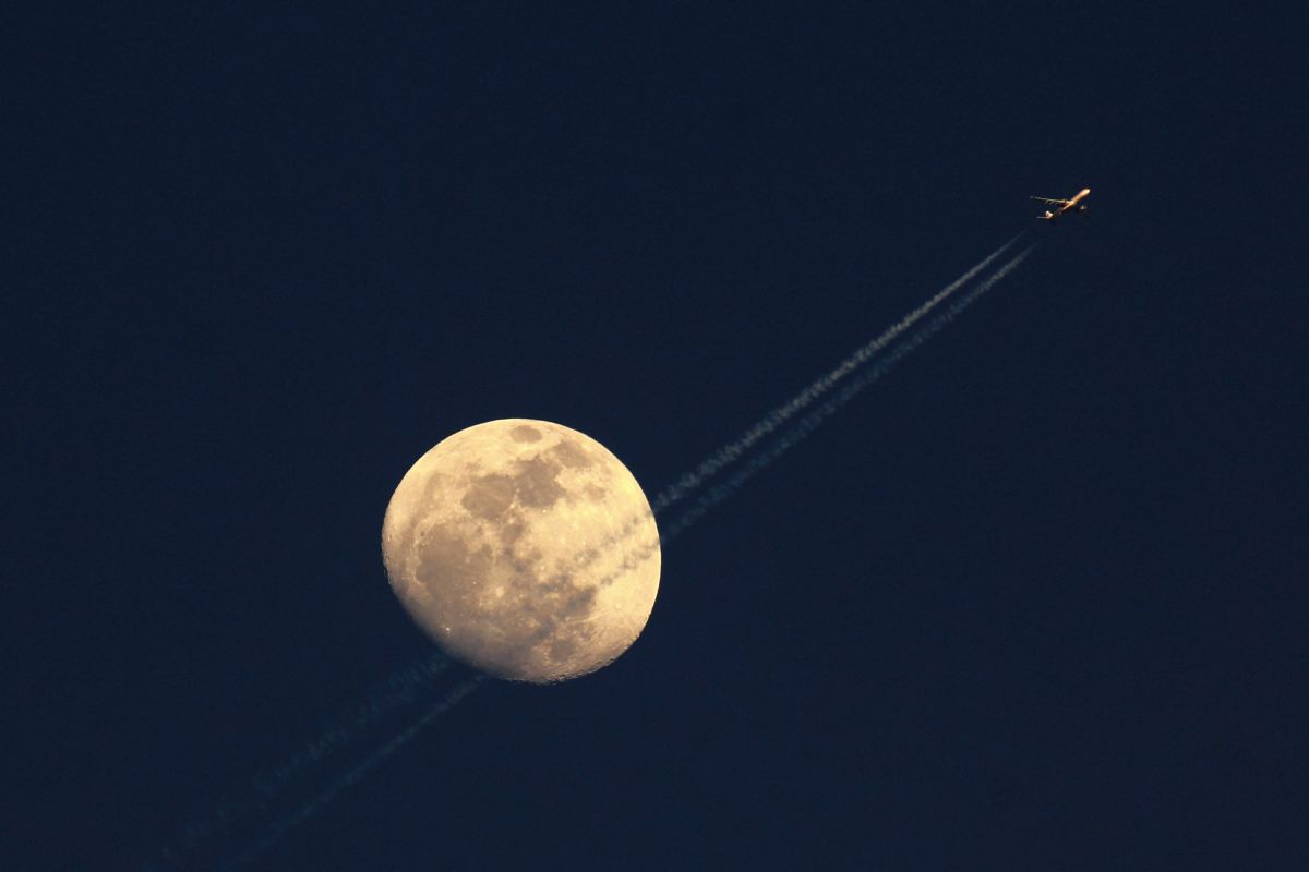 Flight to the moon | GANREF