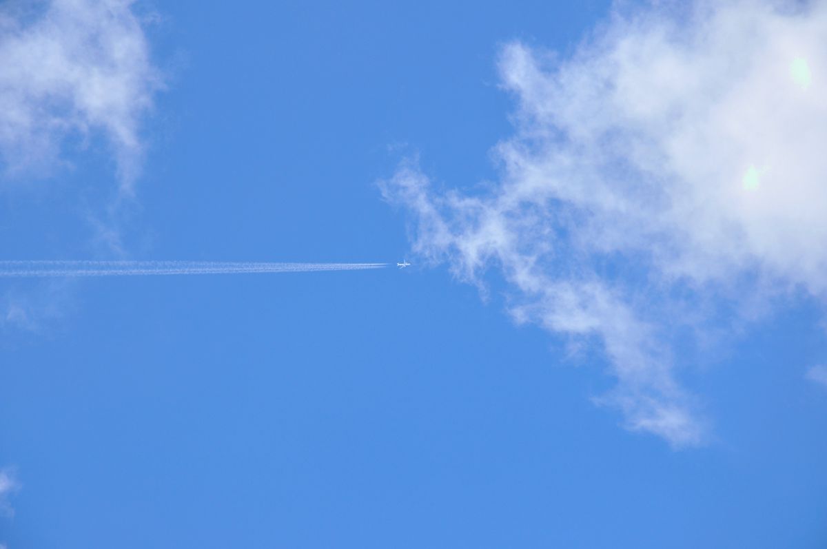 飛行機雲と夏の空 | GANREF