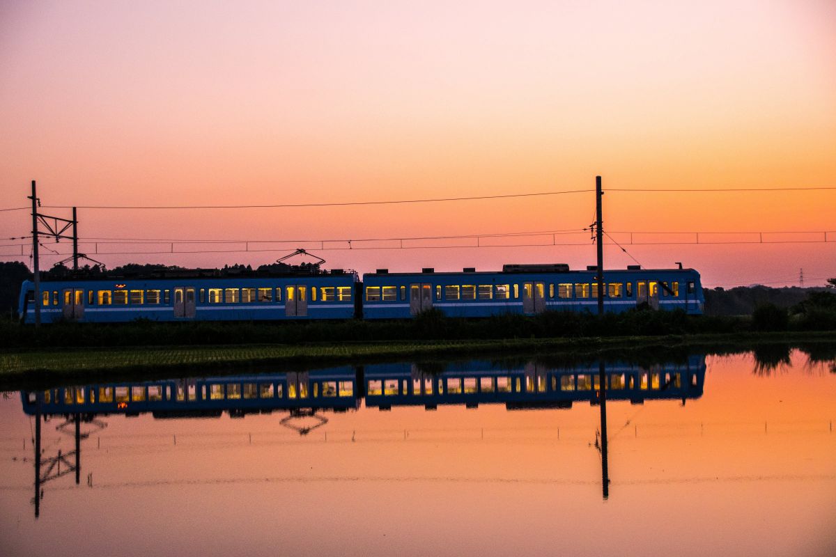 夕日に浮かぶ電車 | GANREF