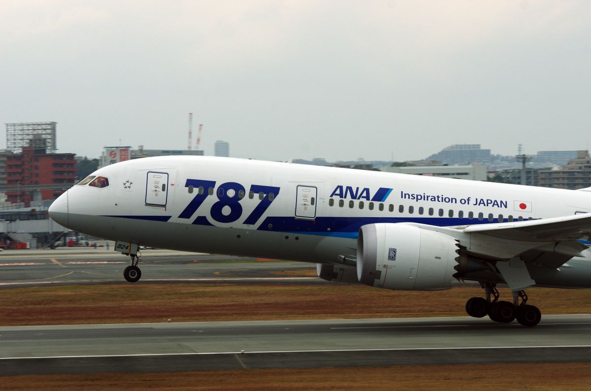 B787 take off!(エンジン部のロールス・ロイスのロゴマークに