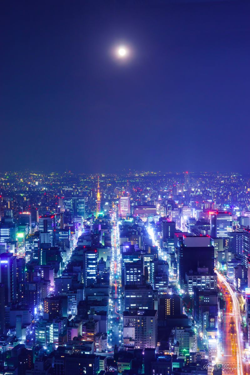 Night city under hazy moon | GANREF