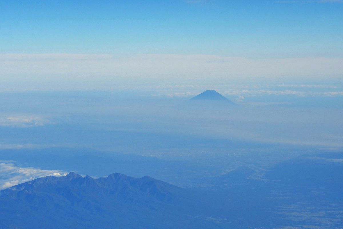 御嶽山噴火から5年目、当時を思い！ NO.3 八ヶ岳の背後に富士山