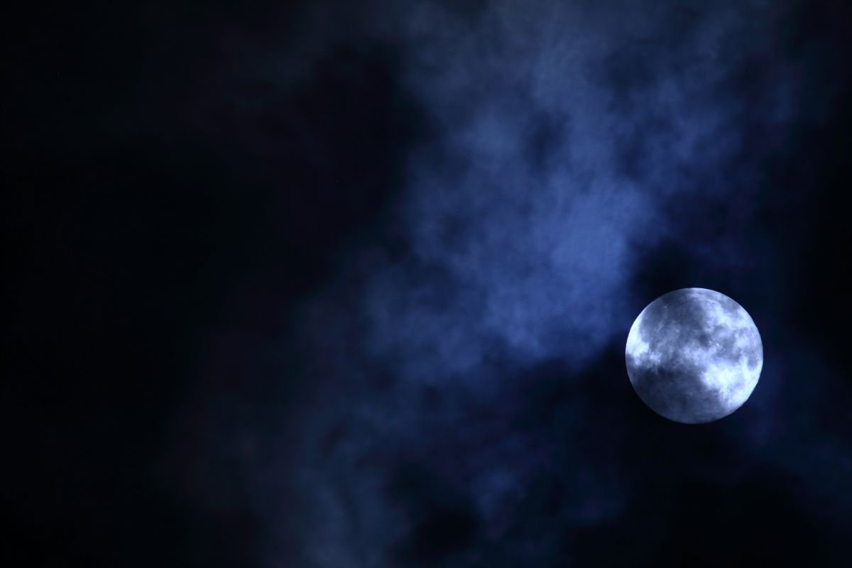 Shooting Super Moon | GANREF