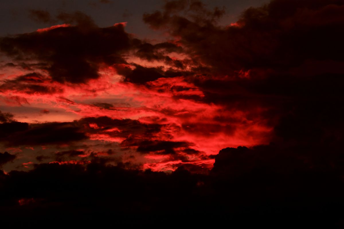 紅雲に襲い掛かる黒雲 | GANREF