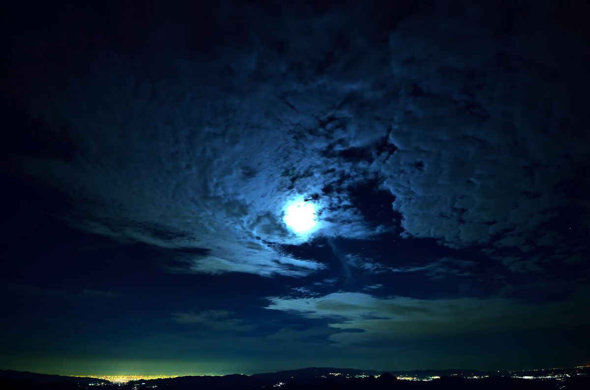 月の明るい側には水があります！