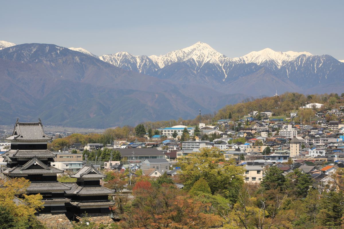 松本城と常念岳 | GANREF