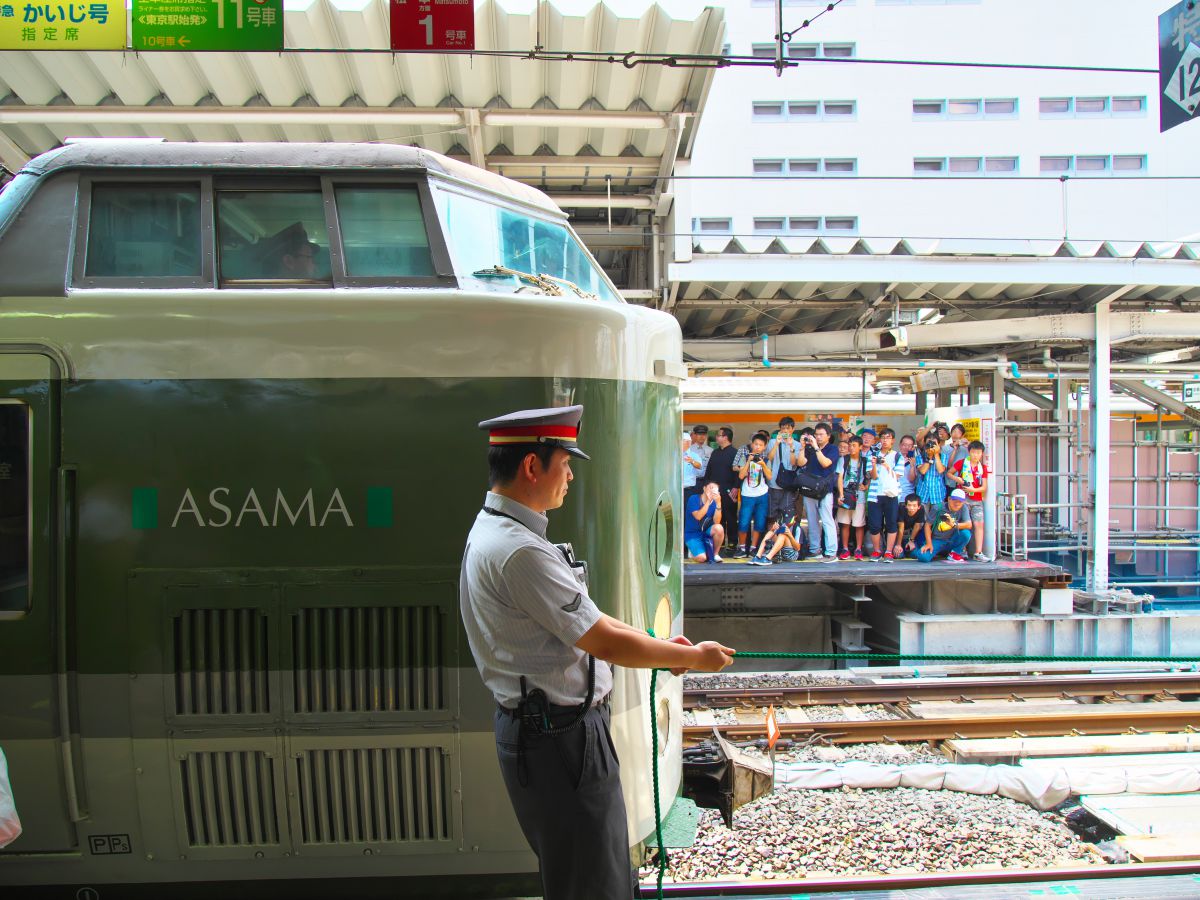 鉄道マニアたち その1（特急あさま号＠新宿駅） | GANREF