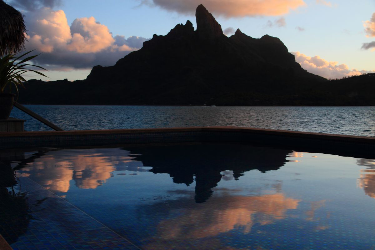 どっちもオテマヌ山(727m) タヒチボラボラ島 GANREF