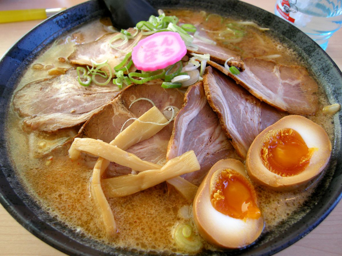 ラーメン（チャーシュー、煮卵入り）写真 一番人気という「小チャーシュー煮卵ラーメン」＝大阪・本町