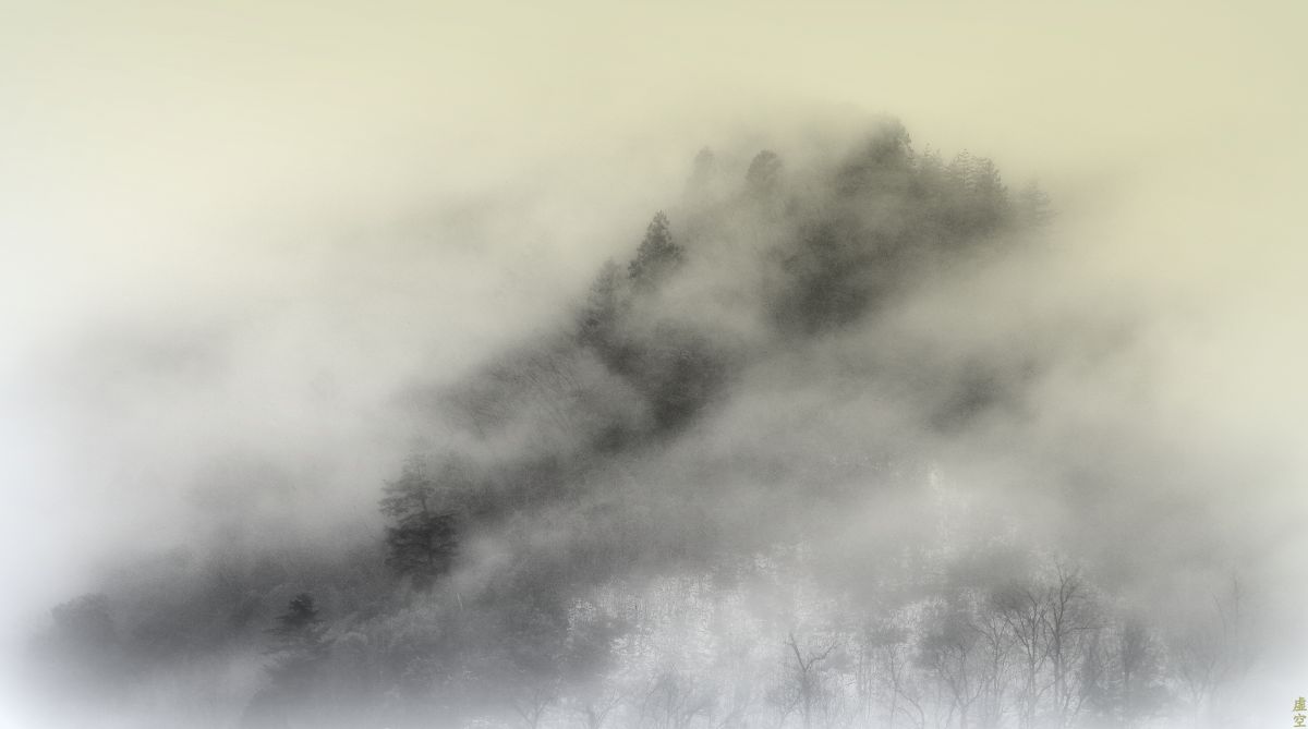 【真作】掛軸　里山の情景　霧深き故郷の風景画　自然と人の営み　情景美　Q51 真作】掛軸 霧と滝の山水図 彩色風景画 滝と茅葺の山村風景 S188