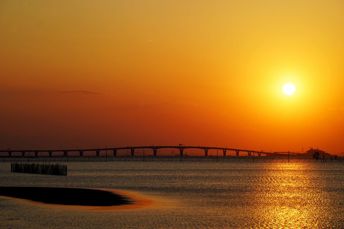 馬と古城夕陽が沈む雰囲気が出た作品です。 海ほたるに沈む夕日 | GANREF