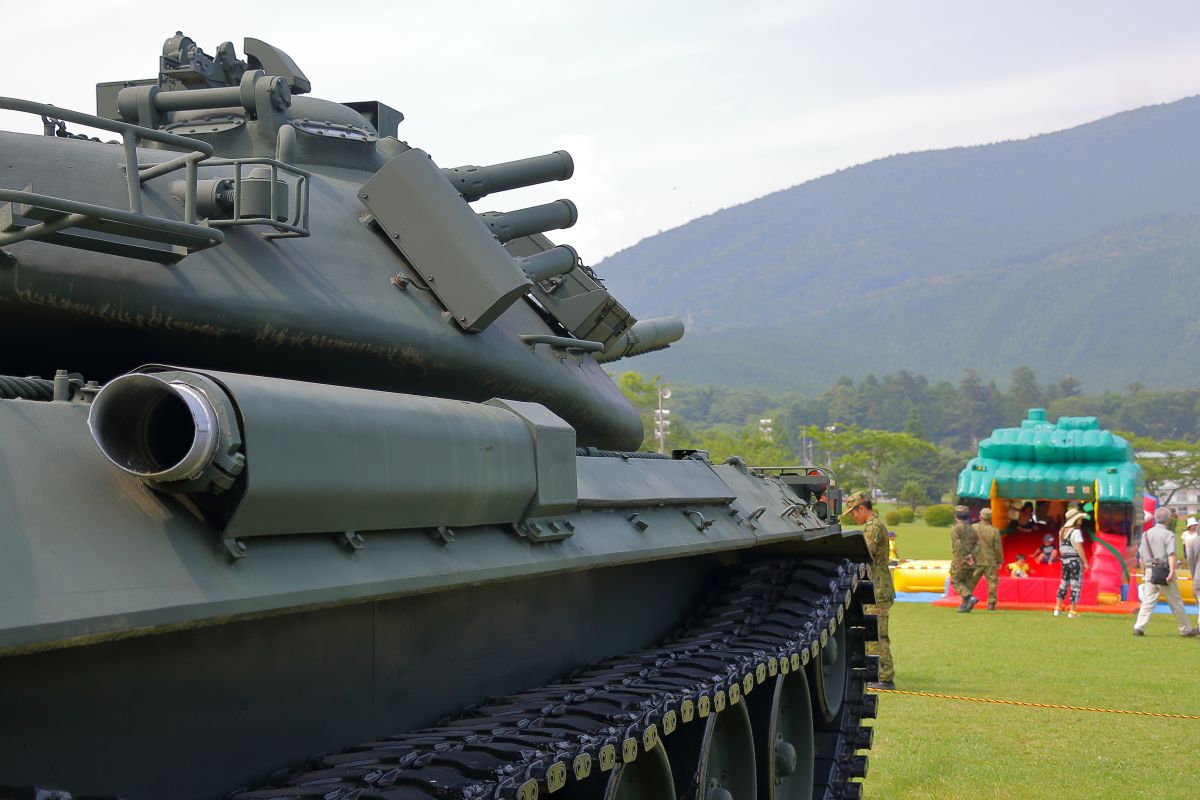 本格的な、戦車(50センチ).    急な斜面も登って行く！ 本格的な、戦車(50センチ). 急な斜面も登って行く！