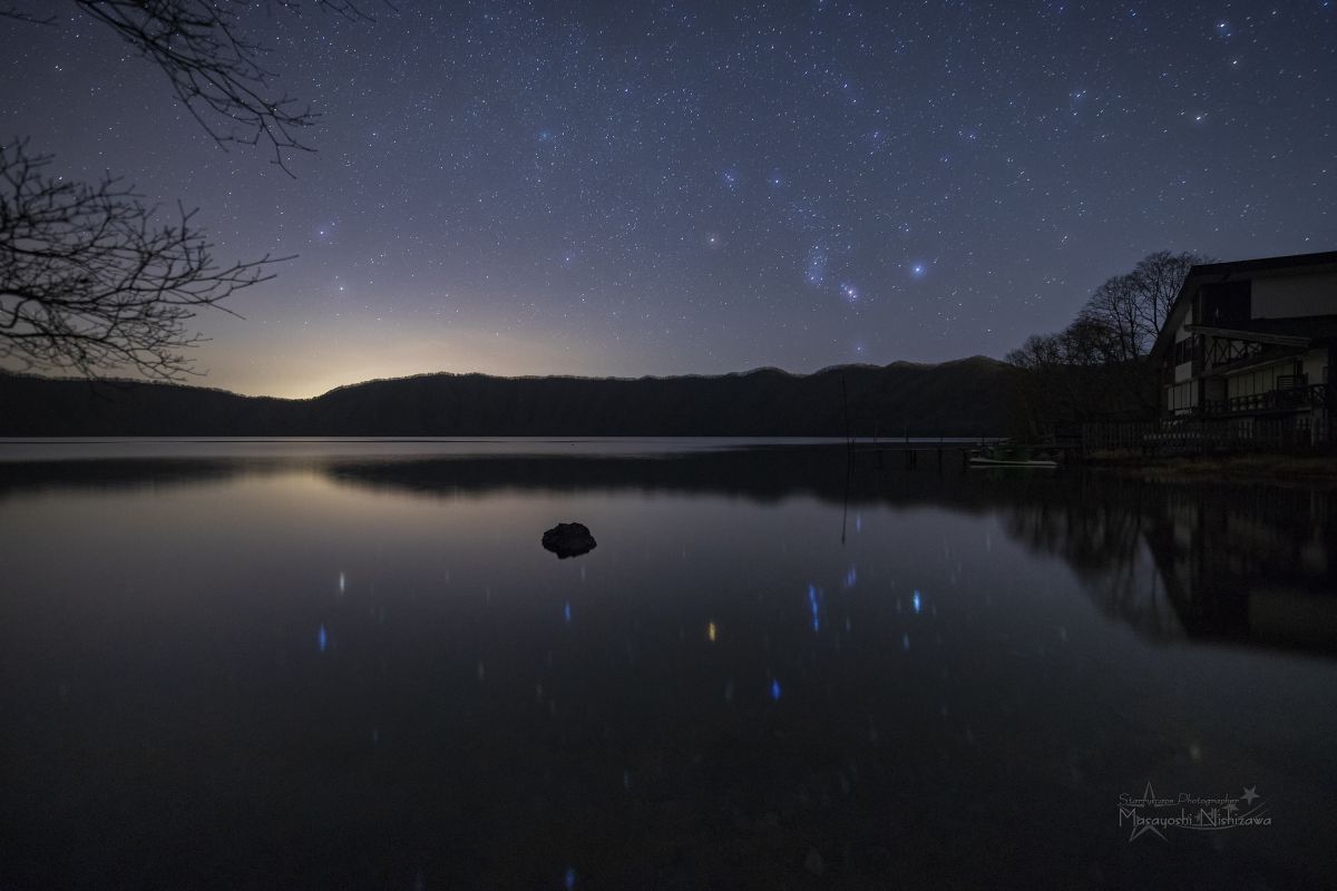 静かな湖畔の賑やかな夜 | GANREF