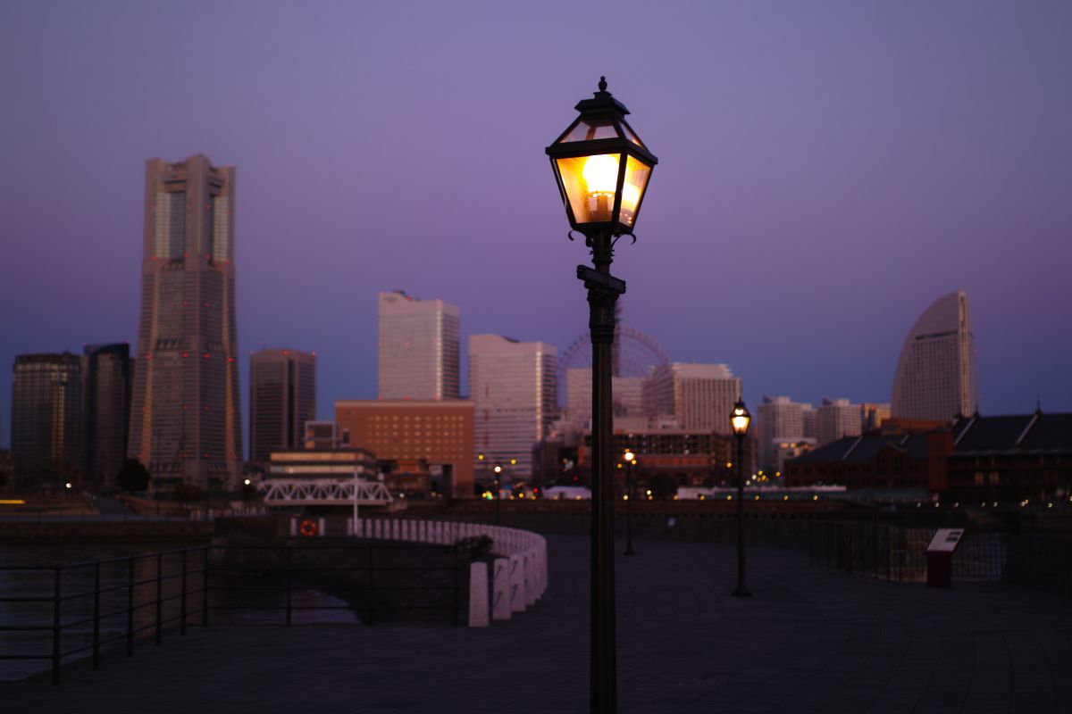 YOKOHAMA 横浜 ガス燈型オブジェ インテリア照明 ガス灯の明りが照らすみなとみらい | GANREF
