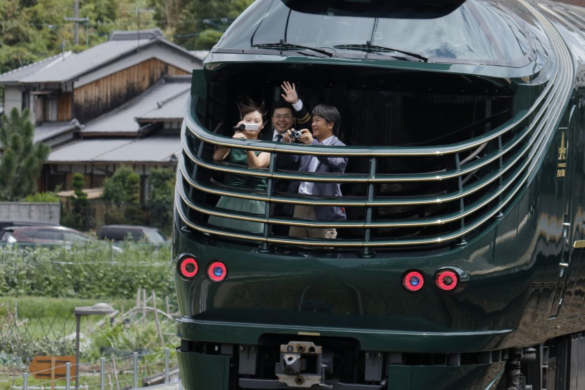 展望デッキ客車 東武鉄道「SL大樹」12系展望車を公開、大規模改造で展望デッキ