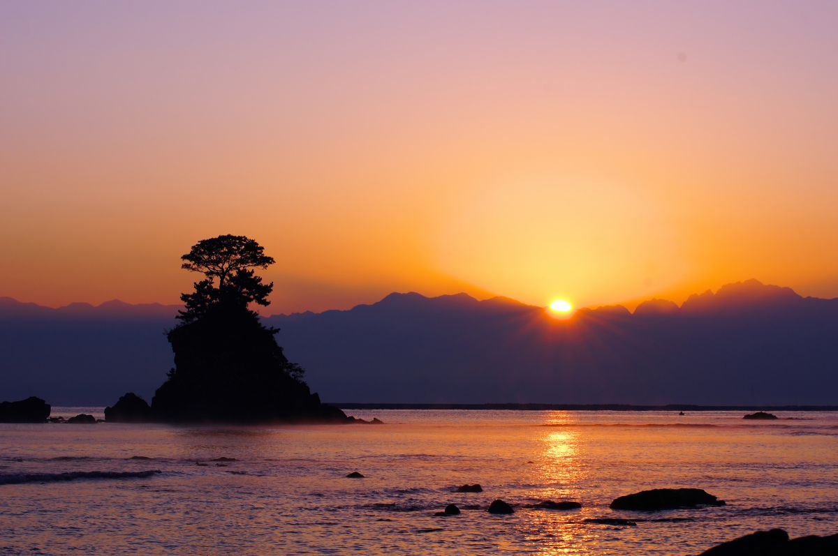 ありーん様 「朝焼け」日の出  風景  海  太陽 キャンバス F3 雨晴海岸 朝焼け | GANREF