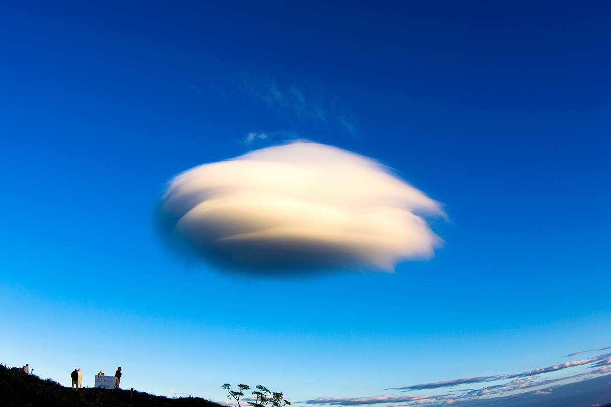 富士山 レンズ雲 風景写真 霞の中に浮かぶ富士🗻☁️ 明日から3連休😌 #富士山 #雲海 #朝焼け