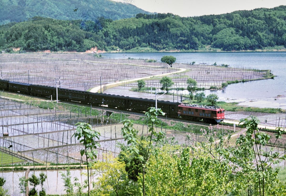 余呉湖畔の赤い電機-1 | GANREF