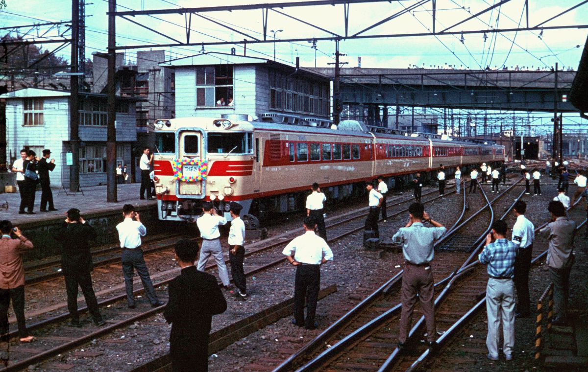 サンロクトウ上野駅気動車特急「つばさ」処女列車 | GANREF
