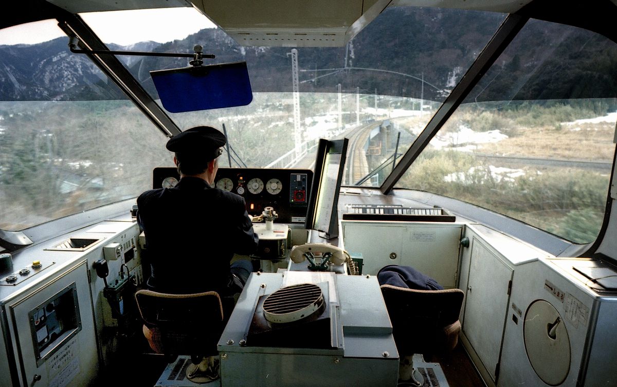 鳩原ループ線を行く「クロ481形 雷鳥」 | GANREF
