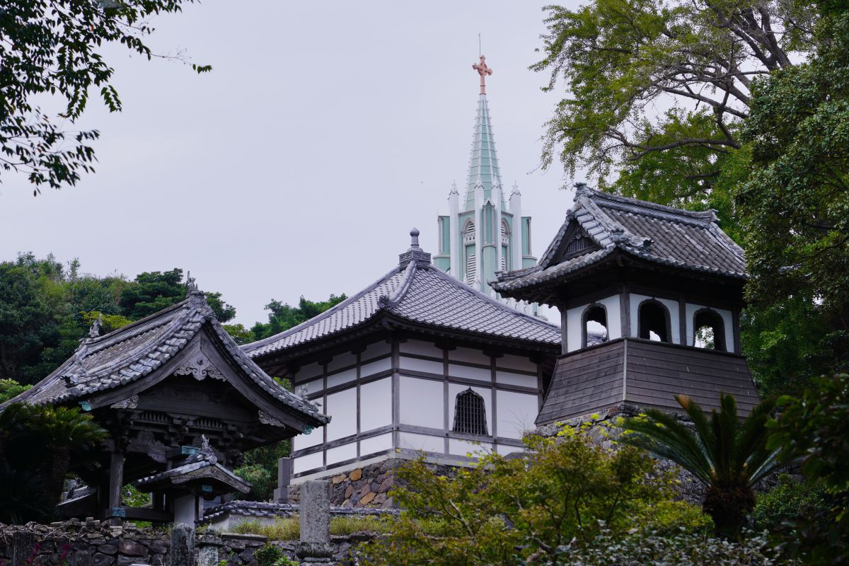 寺院と教会の見える風景 Ganref