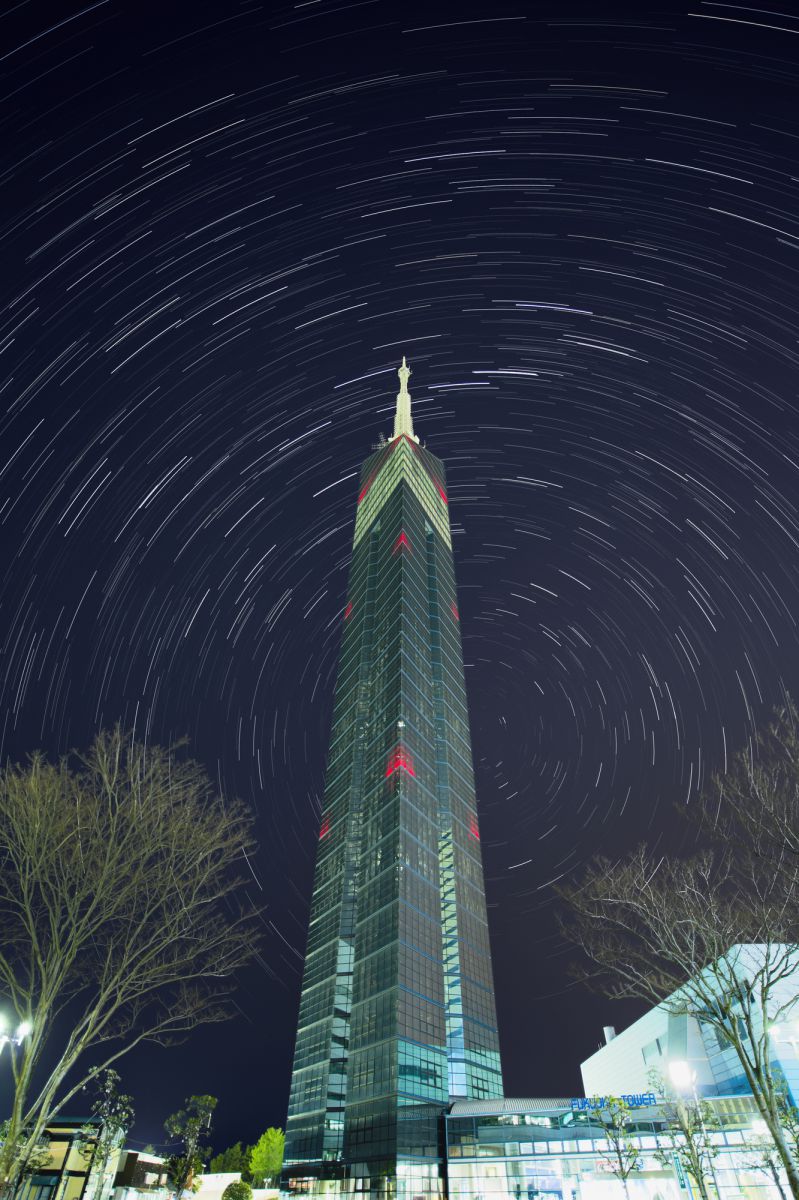 福岡タワーにかかる北斗七星 | GANREF