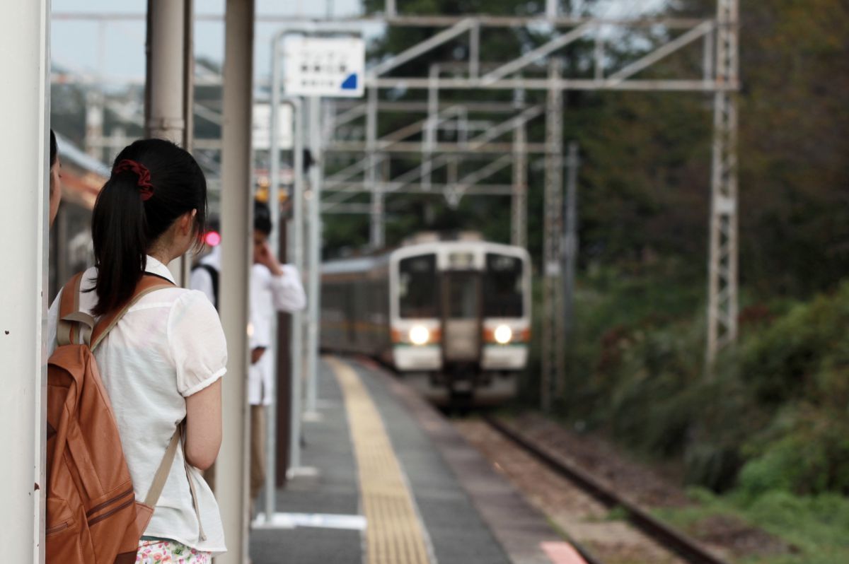 駅のホームには GANREF